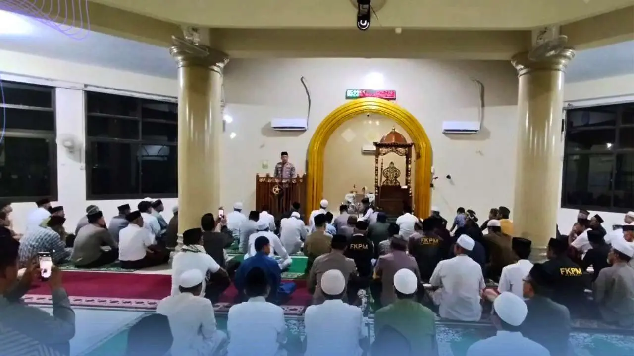 Tripika Manggala Bersama Kapolrestabes Makassar Sholat Subuh Berjamaah di Bangkala