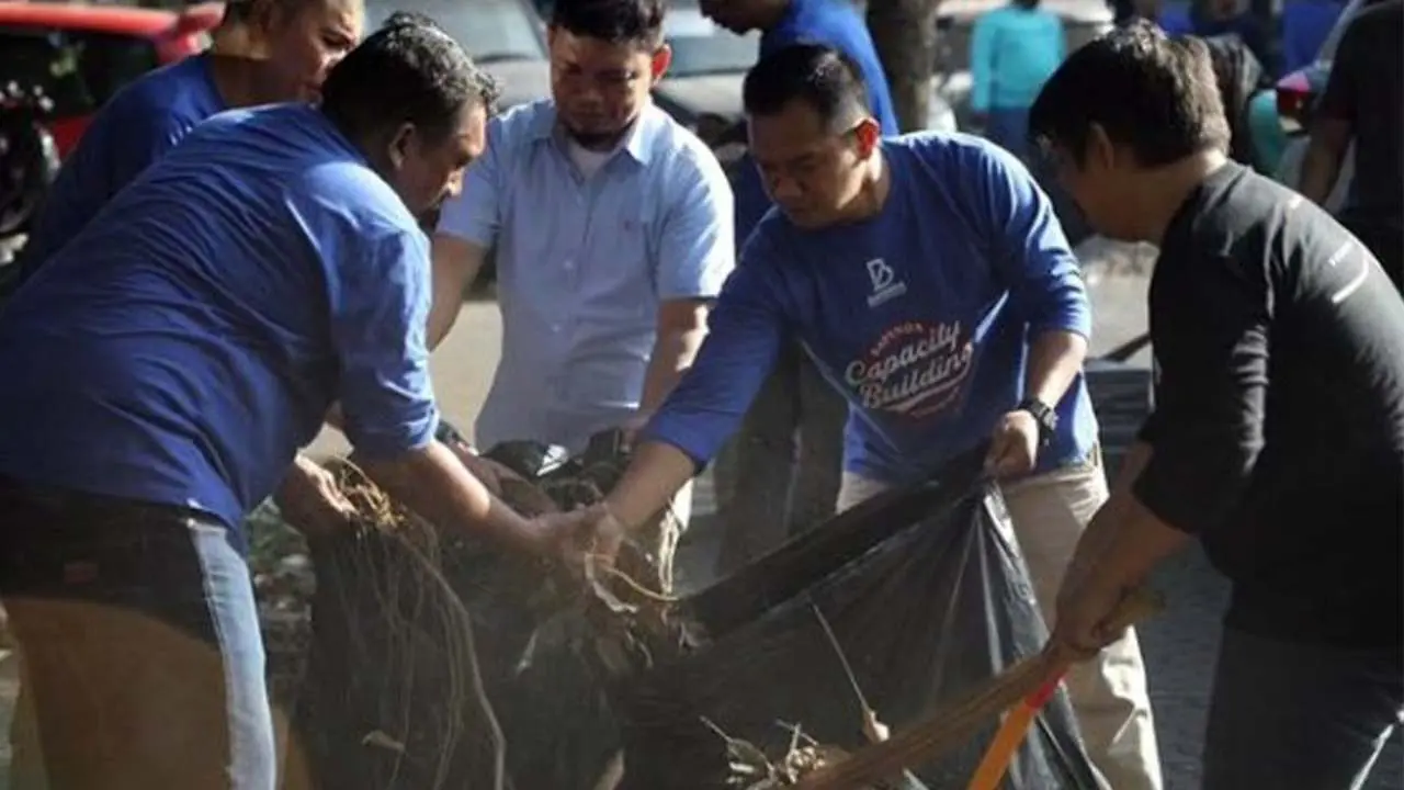 Bapenda Makassar Gelar Kerja Bakti di Lingkungan Kantor