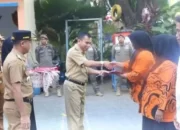 Kepala Kesbangpol Makassar Serahkan Bendera Merah Putih di Kecamatan Tallo