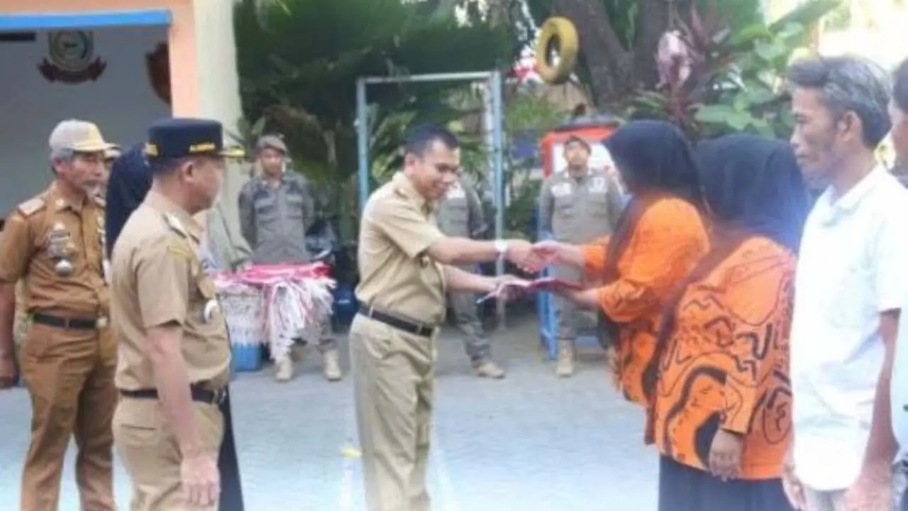 Kepala Kesbangpol Makassar Serahkan Bendera Merah Putih di Kecamatan Tallo