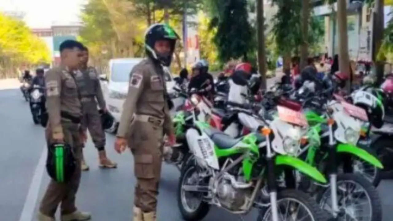 Tim Paronda Satpol PP Makassar Edukasi PK5 Agar Tak Berjualan di Badan Jalan