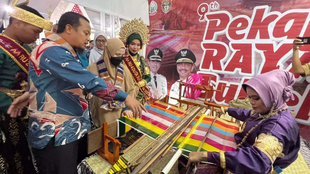 Gubernur didampingi Ketua TP PKK Sulsel Buka Pekan Raya Sulsel 2023