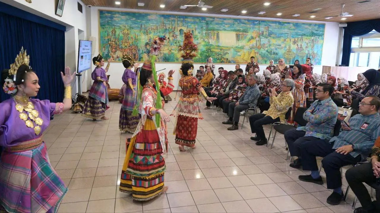 Kunjungi KBRI Belanda Bersama Kadisbud, Indira Promosikan Budaya & Kerajinan Lokal Unggulan Makassar