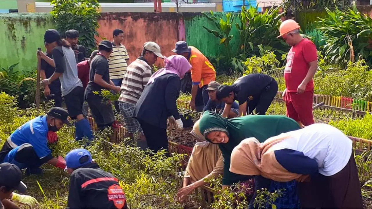 Amanda Pimpin Sabtu Bersih di Lorong Wisata Milan Kelurahan Totaka