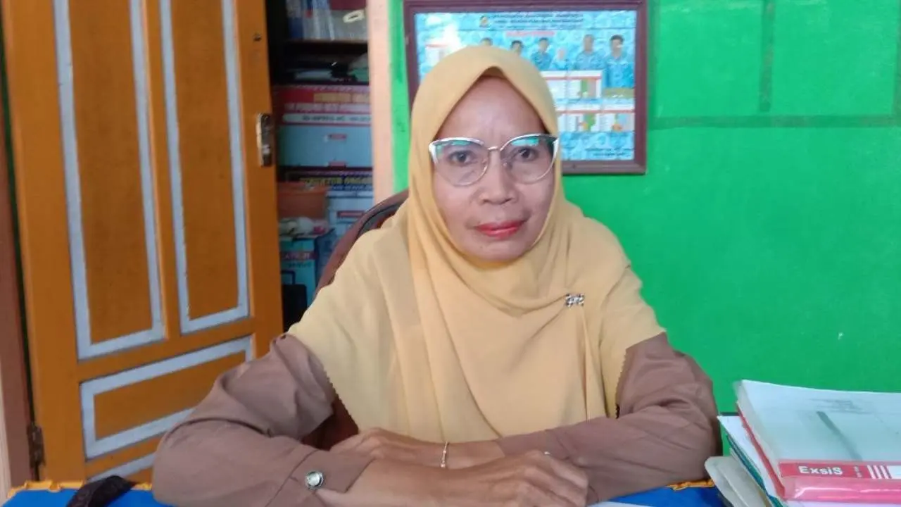 Kepsek UPT SDN 10 Kecamatan Bangkala Barat, Kabupaten Jeneponto, Hj Harlina, S.Pd,