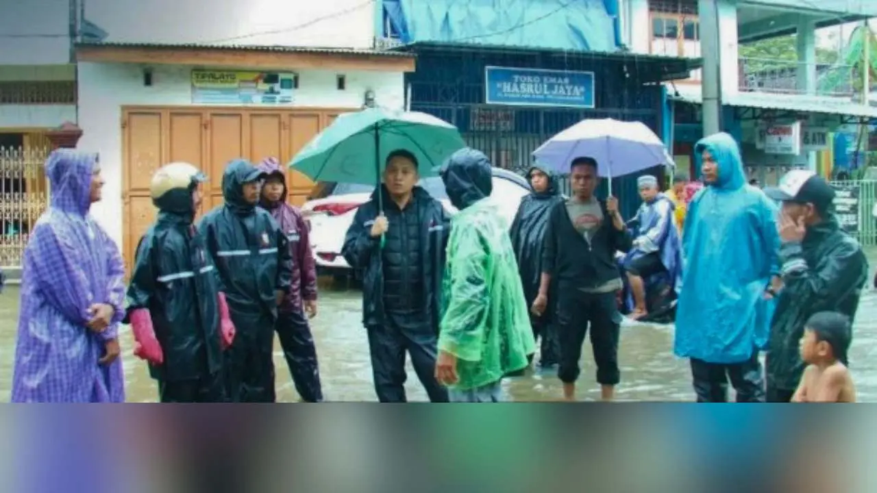 Sekcam Ujung Tanah Pantau Banjir di Wilayahnya