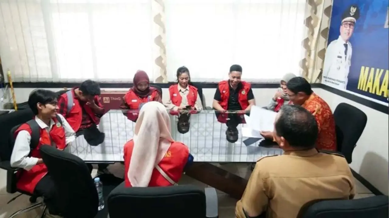 Camat Ujung Tanah Terima Mahasiswa KKNT Unhas 2 Camat Ujung Tanah Terima Mahasiswa KKNT Unhas