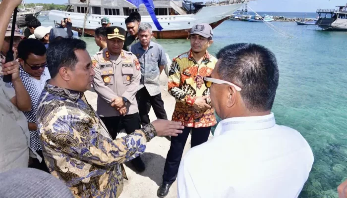 Pemprov Sulsel Serahkan Bantuan 8 Unit Kapal Nelayan di Bulukumba