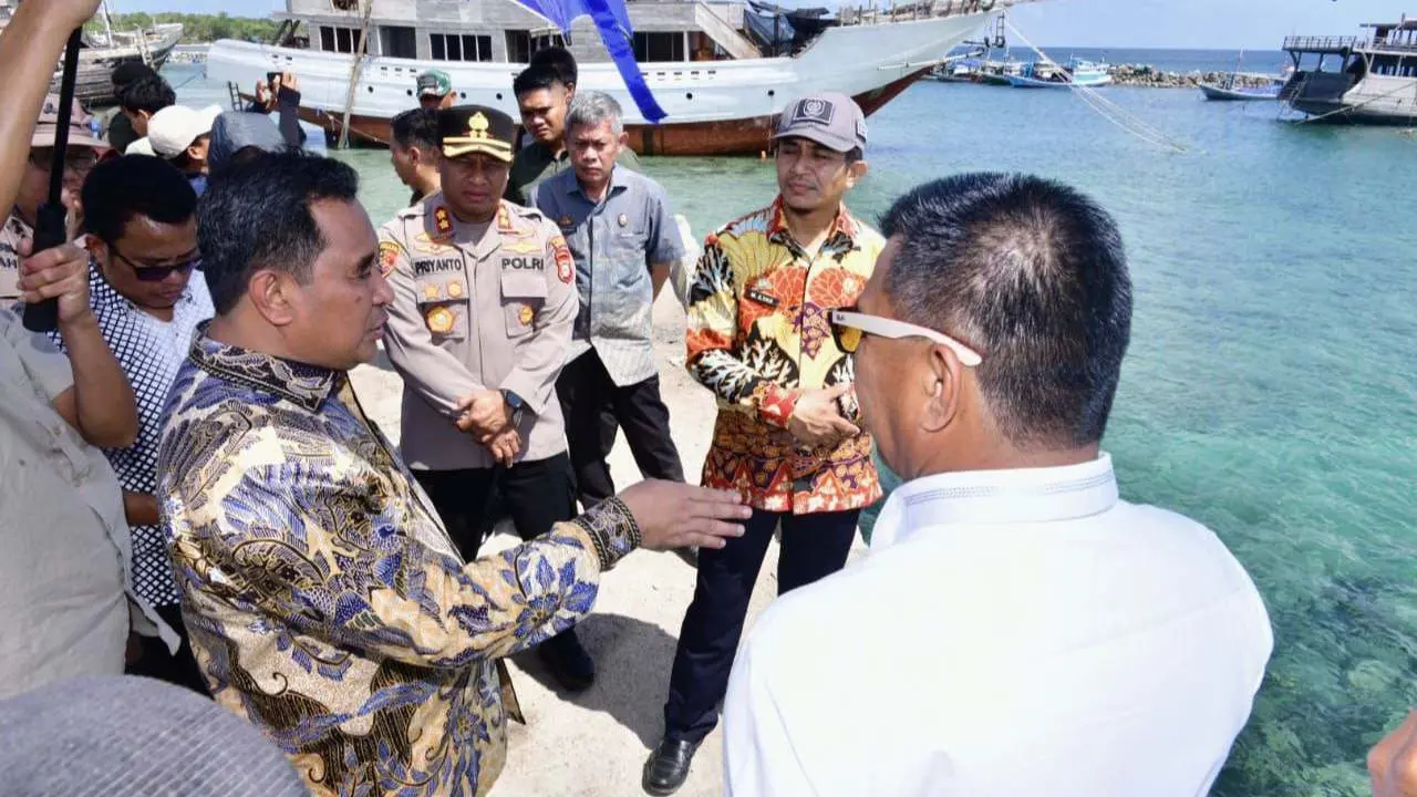 Pemprov Sulsel Serahkan Bantuan 8 Unit Kapal Nelayan di Bulukumba