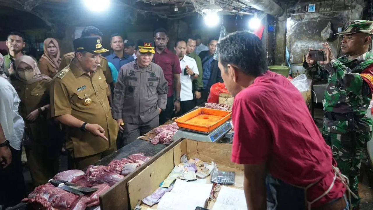 Tinjau Harga Kebutuhan Pokok di Pasar Tradisional, Pj Gubernur Sulsel Temukan Kenaikan