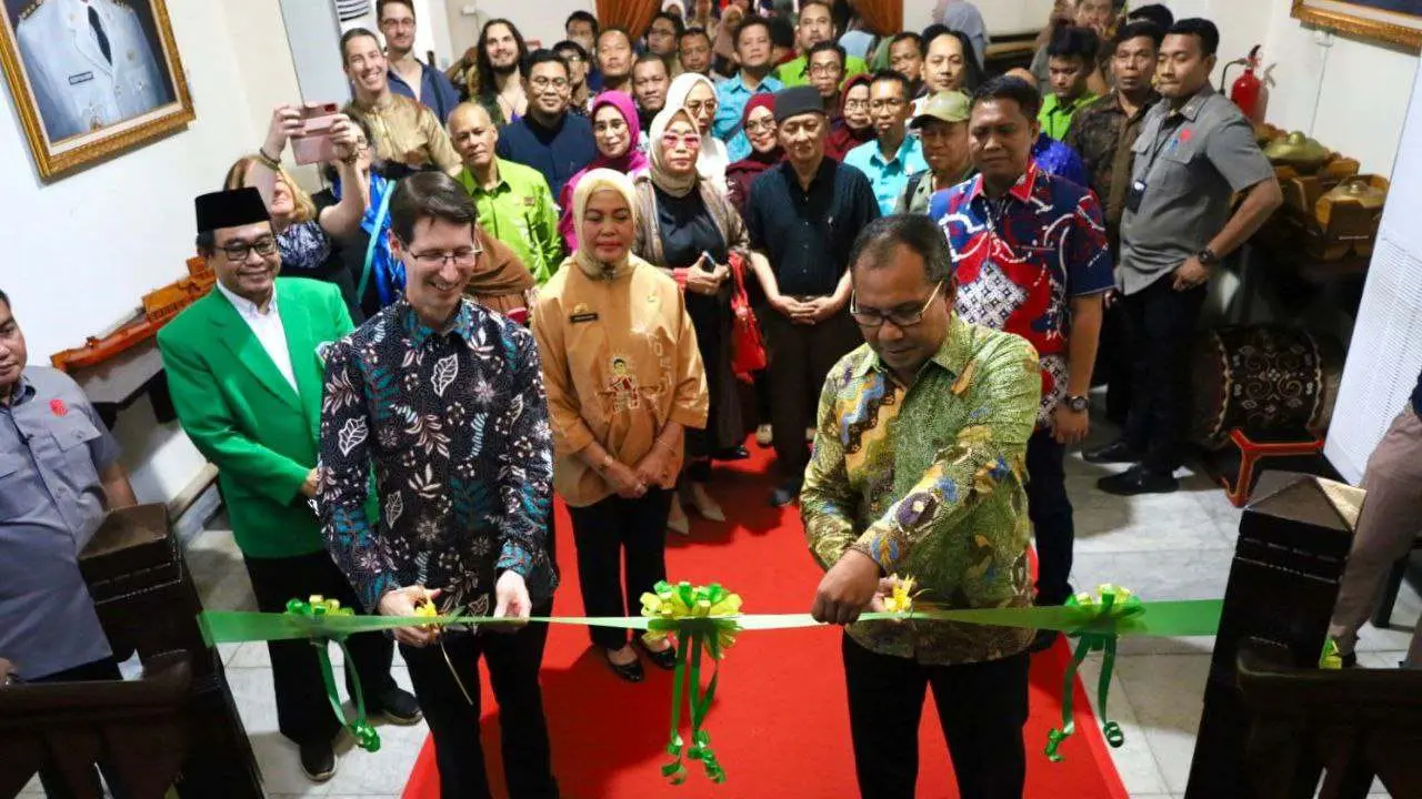 Walkot Danny Pomanto Resmi Buka Pameran Walking Through A Songline di Makassar
