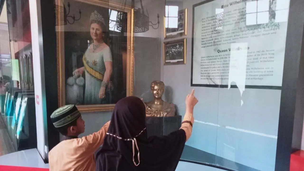 Pameran Budaya bertajuk ‘Walking Through A Songline’ di Musem Makassar "Diserbu" Pengunjung