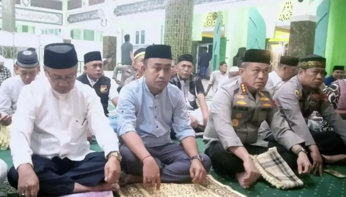Camat Manggala Dampingi Kaporestabes Makassar Safari Salat Subuh di Masjid Al Amin