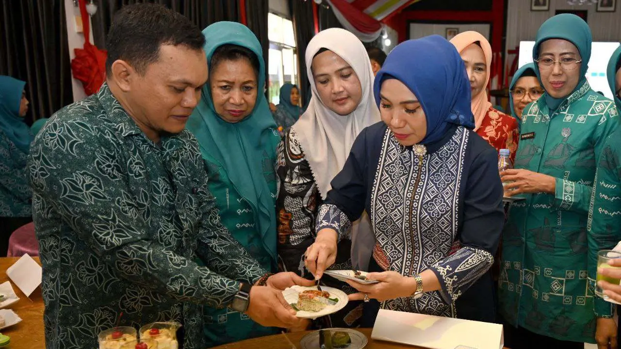 Sofha Marwah Bahtiar Apresiasi Menu Pangan Lokal Berbahan Dasar Pisang Kreasi TP PKK Enrekang