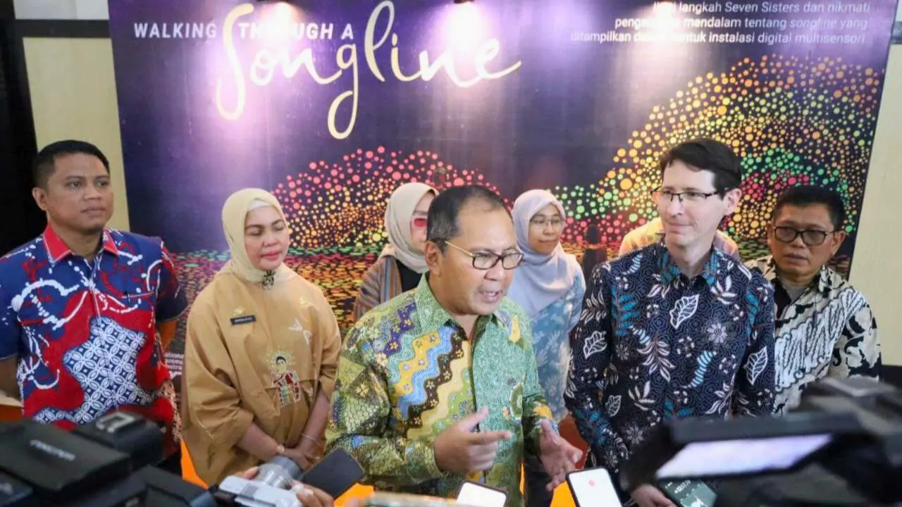 Pameran Walking Through A Songline di Museum Kota Makassar Resmi Dibuka 2 Walkot Danny Pomanto Resmi Buka Pameran Walking Through A Songline di Makassar