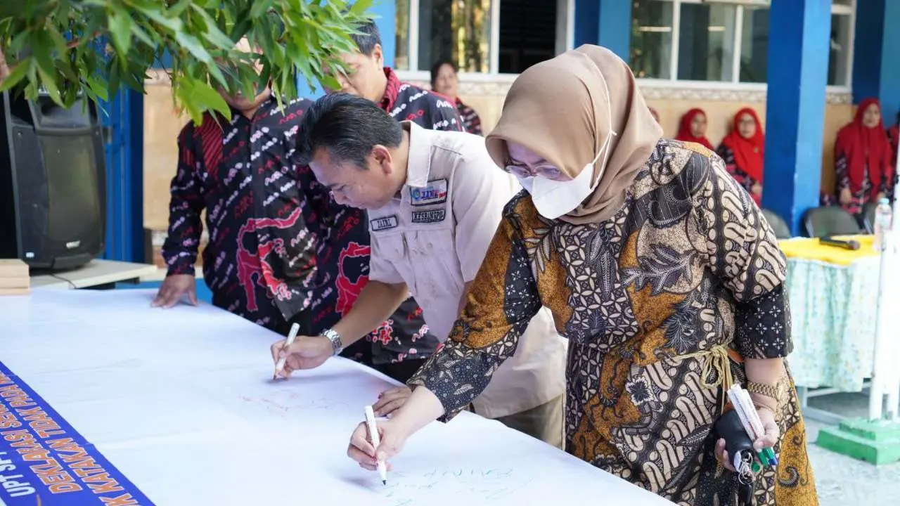 Kesbangpol-BNN Sulsel Deklarasi Sekolah Bersih Narkoba di SMPN 29 Makassar