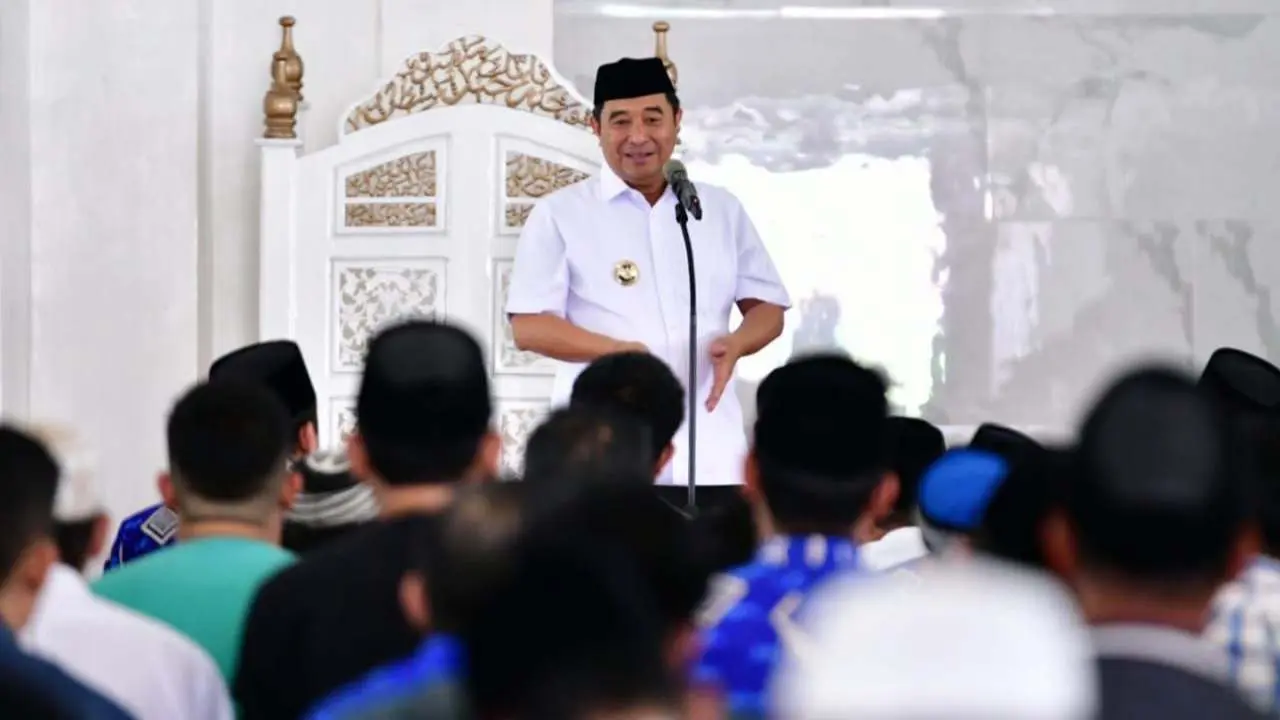 Pj Gubernur Bahtiar Salat Jumat di Masjid Syekh Yusuf, Silaturahmi dengan Warga Gowa