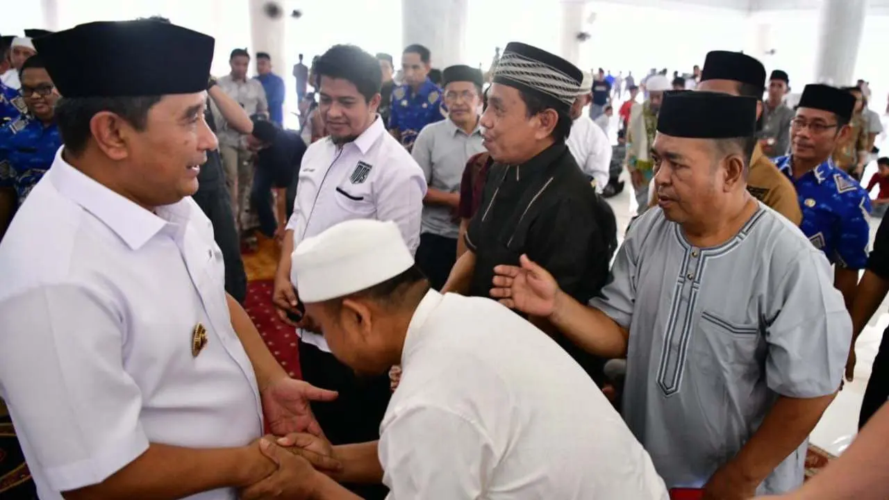 Pj Gubernur Bahtiar Salat Jumat di Masjid Syekh Yusuf, Silaturahmi dengan Warga Gowa