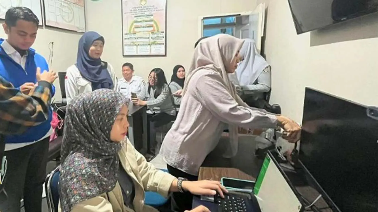 Dinas Dukcapil Makassar Laksanakan Pelayanan Aktivasi IKD secara Mobile