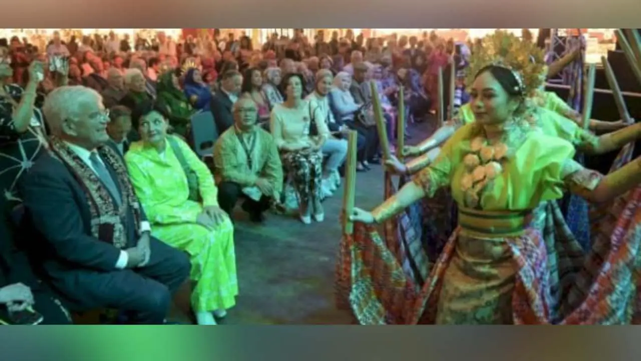 Penari yang Diboyong Disbud Makassar Mengiringi langsung Wali Kota Den Haag saat memasuki area Tong Tong Fair