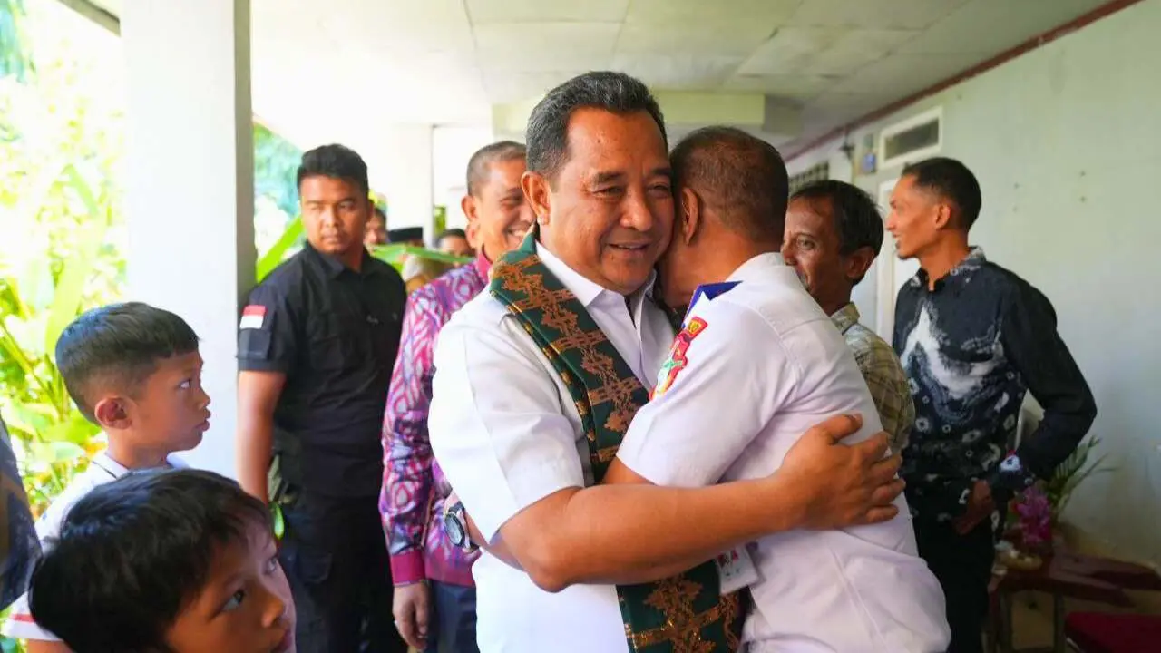 Sukses Berkarier di Kemendagri, Pj Gubernur Bahtiar Ternyata Awali Karier Sebagai Staf Kecamatan di Kabupaten Wajo 2 Sukses Berkarier di Kemendagri, Pj Gubernur Bahtiar Ternyata Awali Karier Sebagai Staf Kecamatan di Kabupaten Wajo