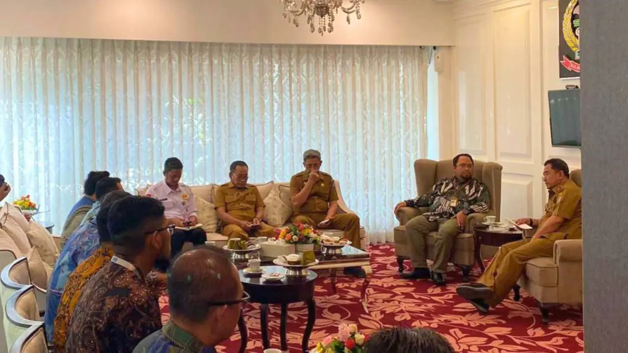 Pertamina Pastikan Kepada Pj Gubernur dan Kadis ESDM Gas LPG-BBM di Sulsel Aman 2 Kadis ESDM Dampingi Pj Gubernur Terima pihak Pertamina, Pastikan Gas LPG & BBM Aman di Sulsel