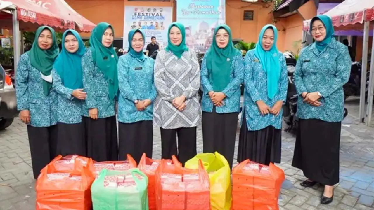 TP PKK Kecamatan Ujung Tanah Berbagi Takjil Gratis
