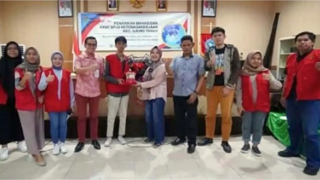 Camat Ujung Tanah Lepas Mahasiswa KKN UNHAS