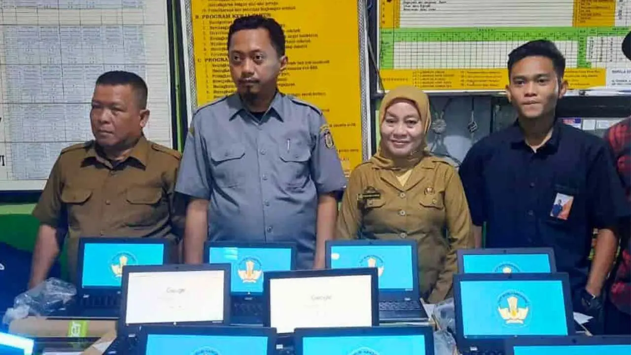 Disdik Makassar Beri Bantuan SDI Malengkeri Bertingkat I 15 Unit Chromebook