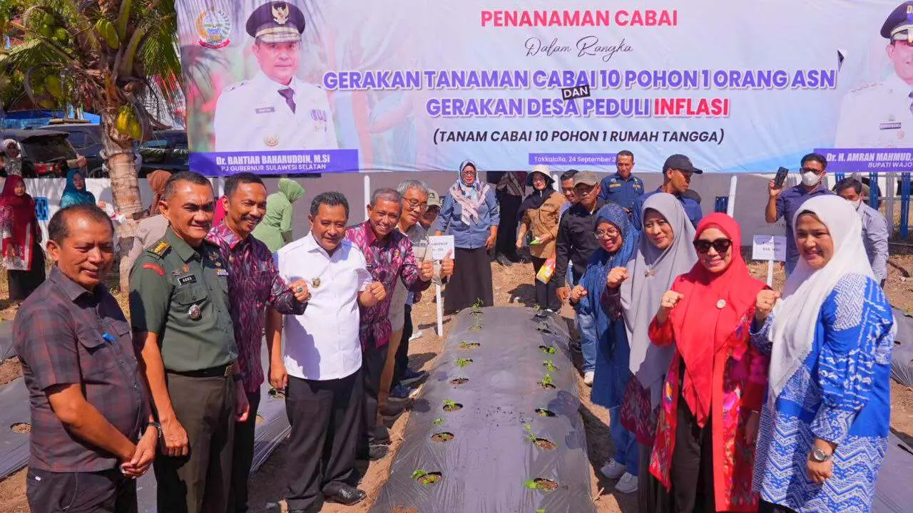 Tanam Cabai di Halaman Kantor Lurah Peneki, Pj Gubernur Bahtiar Minta ASN Jadi Contoh