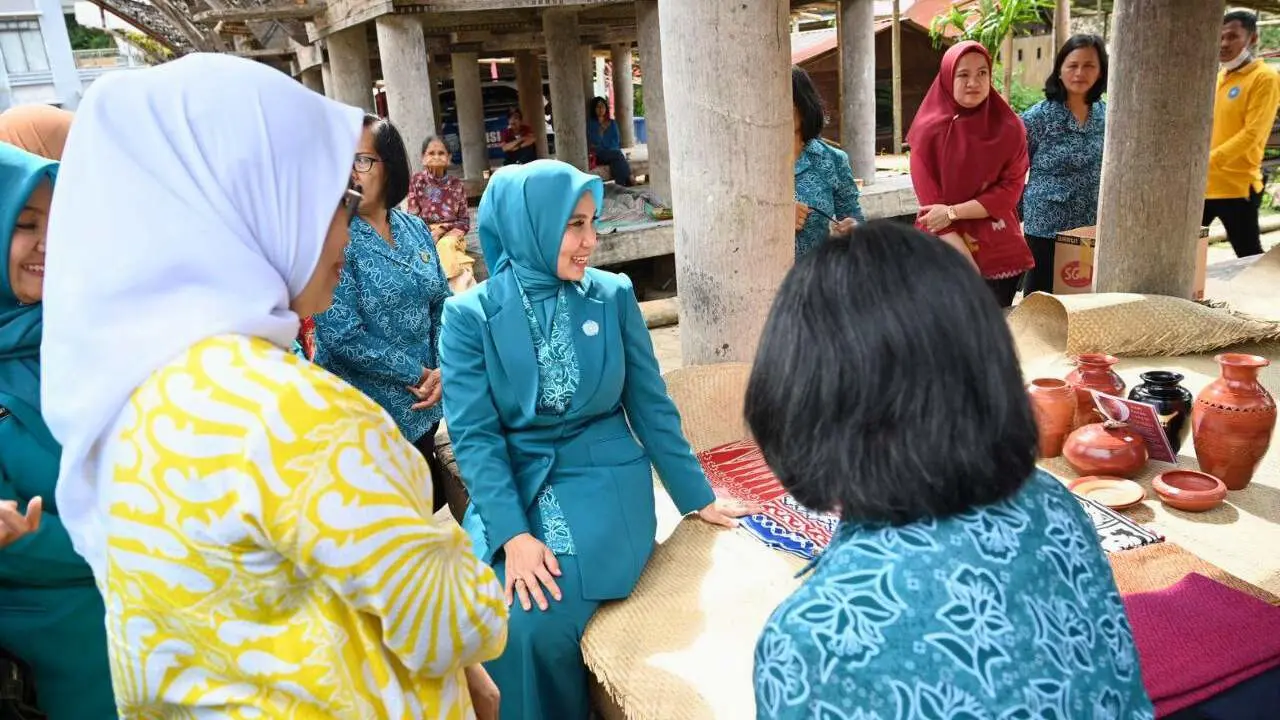Angka Perkawinan Anak Tinggi di Torut, Sofha Marwah Minta Pengurus PKK Gencarkan Sosialisasi 2 Angka Perkawinan Anak Tinggi di Torut, Sofha Marwah Minta Pengurus PKK Gencarkan Sosialisasi