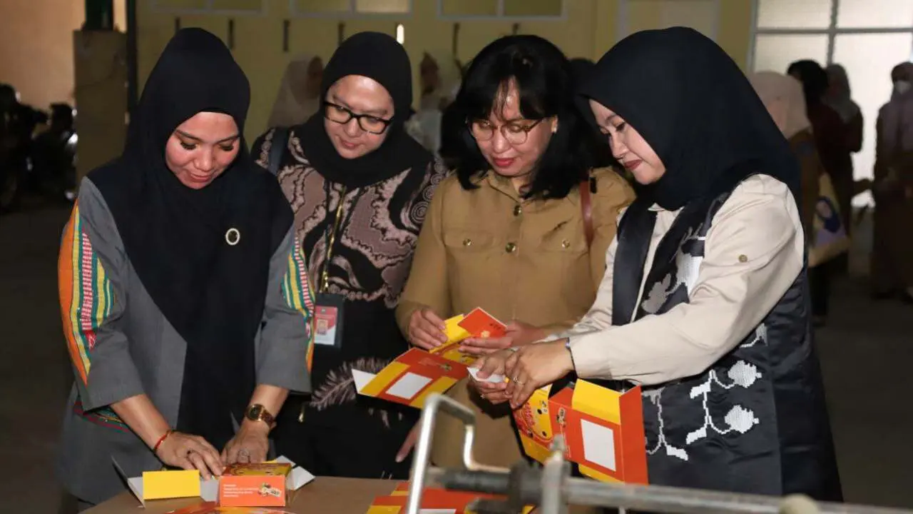 Kunjungi Rumah Kemasan Milik Disperindag Sulsel, Sofha Marwah Bahtiar Minta UMKM Tetap Disubsidi