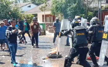 KPU di 'Serang' Pendemo, Polres Pangkep 'Kerahkan Pasukan' Kendalikan Situasi yang Kian Memanas 10 KPU di Serang Pendemo, Polres Pangkep Kerahkan Pasukan Kendalikan Situasi yang Kian Memanas