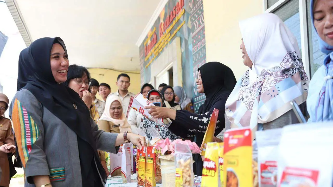 Kunjungi Rumah Kemasan Milik Disperindag Sulsel, Sofha Marwah Bahtiar Minta UMKM Tetap Disubsidi