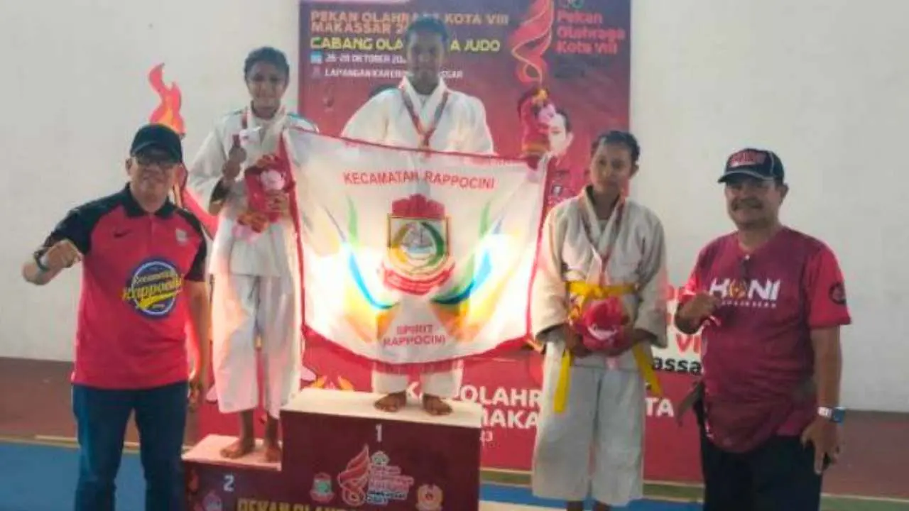 Camat Rappocini Serahkan Medali Emas Atlet Putri Cabor Judo Porkot VIII Makassar 2023