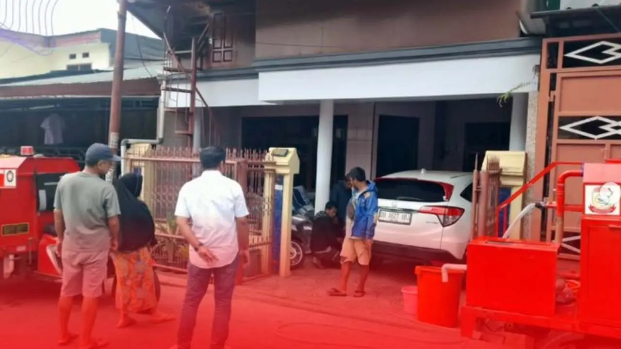 Camat Manggala Pantau Langsung Pendistribusian Air Bersih untuk Warga