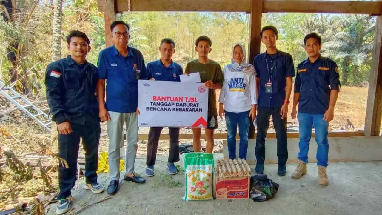 Pasca Kebakaran di Parenreng , PT Semen Tonasa Serahkan Bantuan Tanggap Darurat
