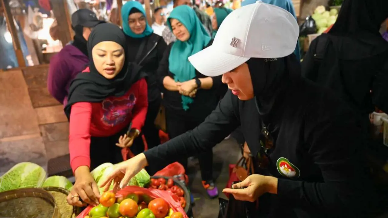 Kunjungi Pasar Malino, Sofha Marwah Borong Cemilan Tradisional Hingga Aneka Sayur dan Buah 2 Kunjungi Pasar Malino, Sofha Marwah Borong Cemilan Tradisional Hingga Aneka Sayur dan Buah