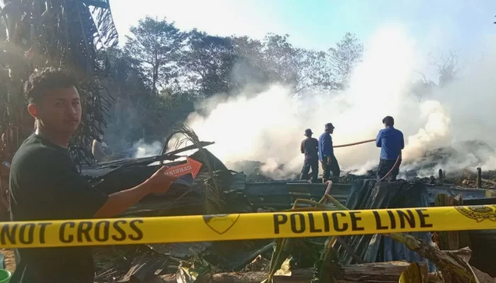 Kebakaran Gudang Produksi Mebel di Pangkep, Rumah Kadang Ayam dan Satu Motor Turut Hagus
