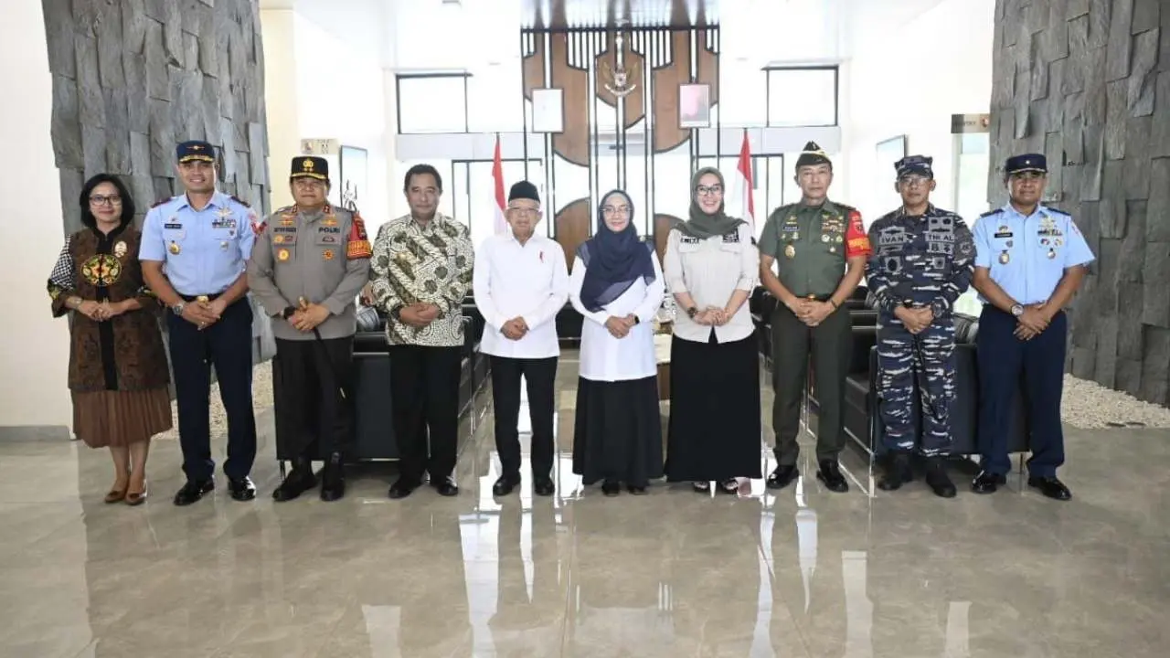 Batal Kunjungan ke Wamena, Pj Gubernur Bahtiar Dampingi KH Ma'ruf Amin Selama Transit di Makassar