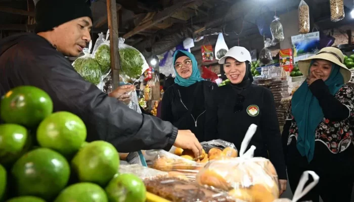 Kunjungi Pasar Malino, Sofha Marwah Borong Cemilan Tradisional Hingga Aneka Sayur dan Buah