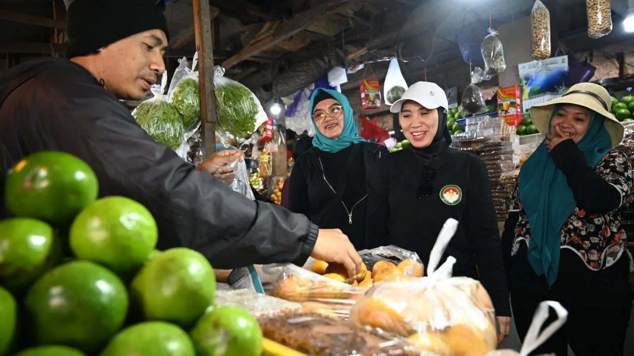 Kunjungi Pasar Malino, Sofha Marwah Borong Cemilan Tradisional Hingga Aneka Sayur dan Buah