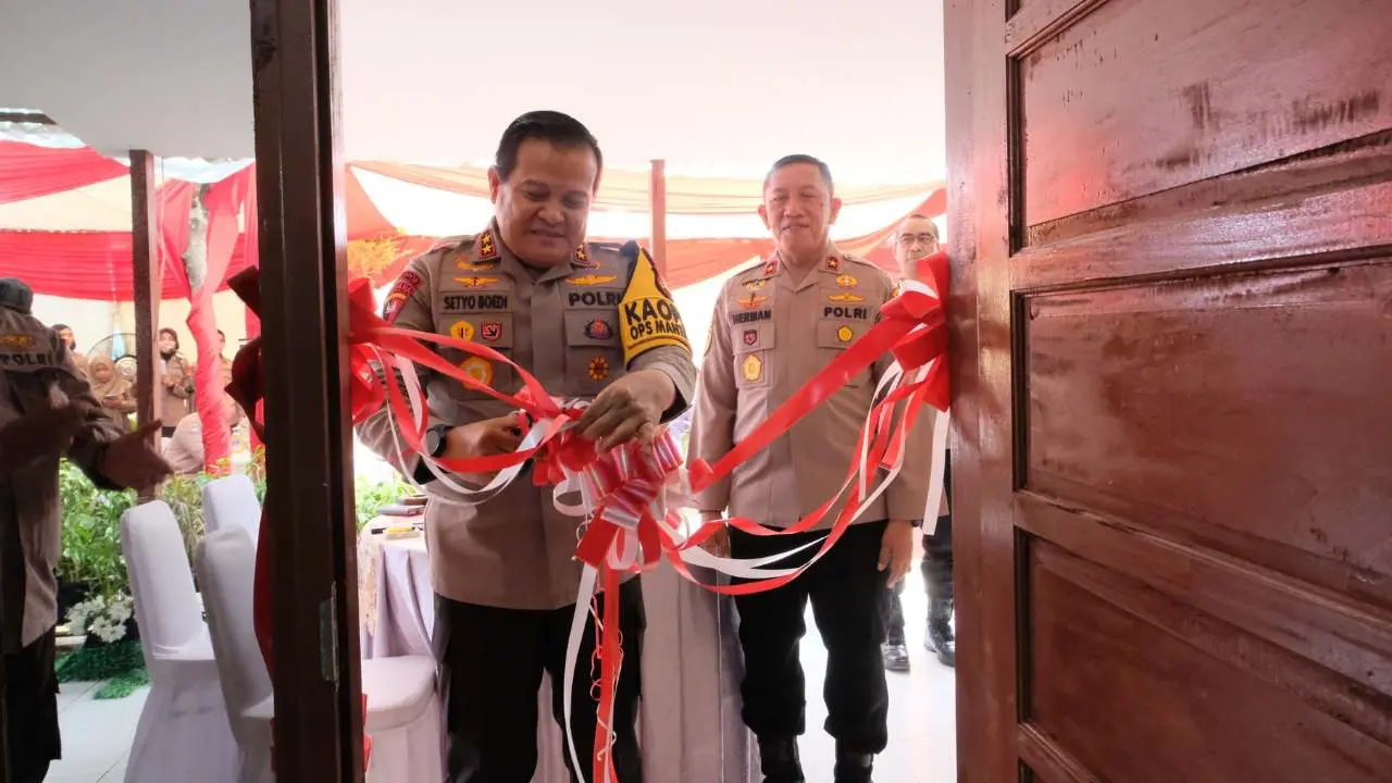 Kapolda-Alumni Akabri 1990 Serahkan Rumah Hasil Bedah Kepada ASN Polda Sulsel