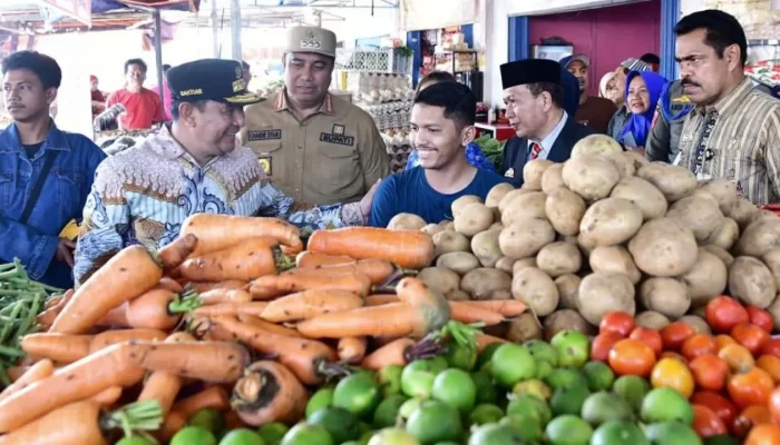 Pj Gubernur Sidak di Pasar Tramo Maros, Harga Beras Stabil Karena Didukung Kios Bulog