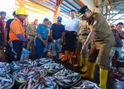 Cek Harga Ikan, Pj Gubernur Bahtiar Tinjau TPID Poetere Makassar