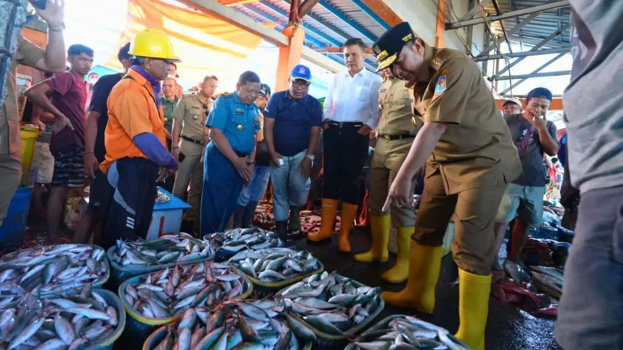 Cek Harga Ikan, Pj Gubernur Bahtiar Tinjau TPID Poetere Makassar