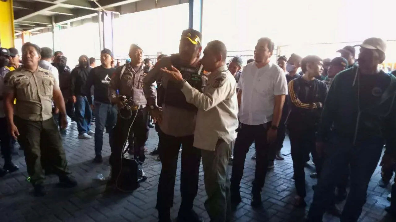 Ratusan Personil Satpol Makassar Diturunkan untuk Pengamanan alih Pasar Butung