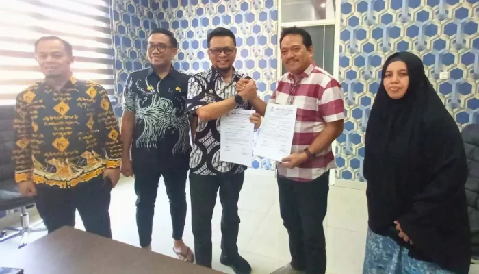 Kadisdag Melakukan Penandatangan Serah Terima Revitalisasi Pasar Cendrawasih