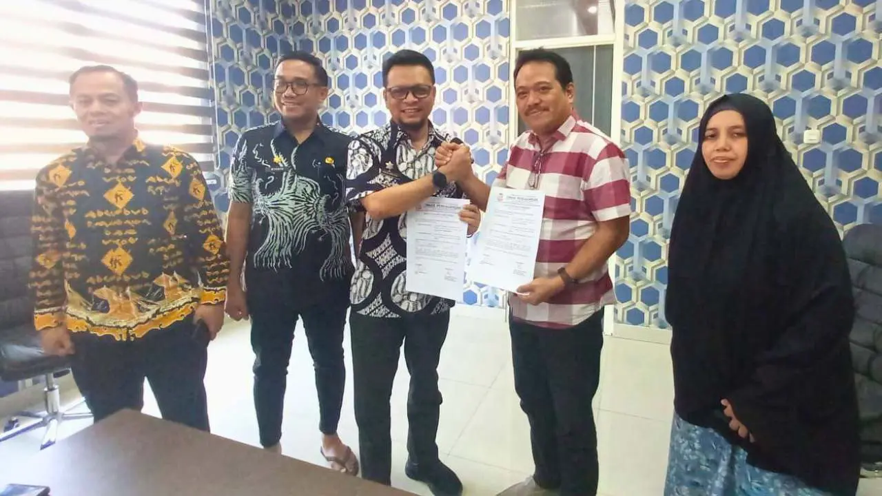 Kadisdag Melakukan Penandatangan Serah Terima Revitalisasi Pasar Cendrawasih