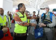 Promosikan Makassar Kota Makan Enak, Dispar Bagikan Pisang Ijo ke Penumpang Garuda Indonesia